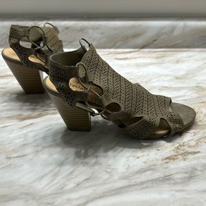 Women’s 8 olive sandals